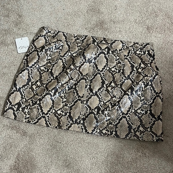 Faux snake skin skirt - Picture 2 of 10